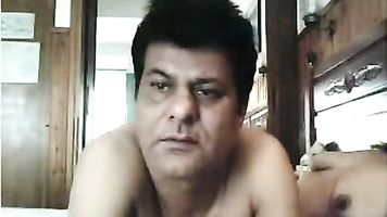 Amateur Pakistani couple from London naked on webcam showing off their sexual adventure.