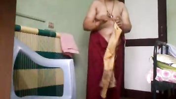 Bhabhi Oiling Her Sexy Legs - Movies. video2porn2