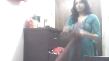 Punjabi housewife from Delhi cleavage show recorded by her neighbor while she was hanging her laundry