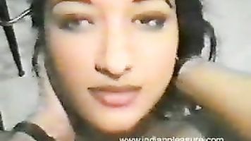 c'est une grosse salope ta copine, j'aimerai bien jouir en elle