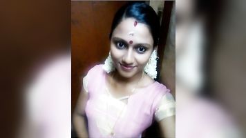 Desi milf exposing nude