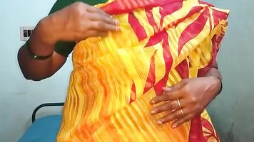 indian aunty showing her boobs and moaning