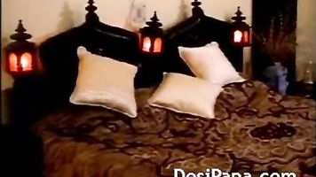 बड़ी चूच्ची वाली देसी लेस्बो चुत की चुदाई करते किस करते