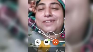 indian aunty showing her boobs