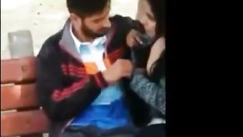indian hot gf suking dick in park