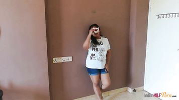 Desi wife aunty shanaya fucked in standing position