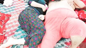 Pakistani Mommy And Stepdad Real Sex In The Early Morning On The Bed