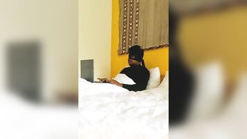 فتاة مراهقة عربية Hijab room Service. 18yo Muslim Teenage came for cleaning and got hard fuck in hotel