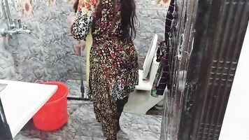 Tamil Milf Fucked in Bathroom By Her Owner With Clear Hindi Audio Dirty Talk