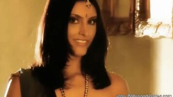 HOUSEWIFE Dreams Of India