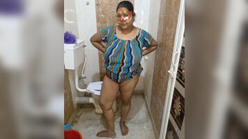 Bhabhi ji bathroom me nangi hoke apni rasile chut ka Pani aapko pilaya.