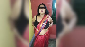Horny Tamil babe mature showing her armpit and playing with her cunt closeup